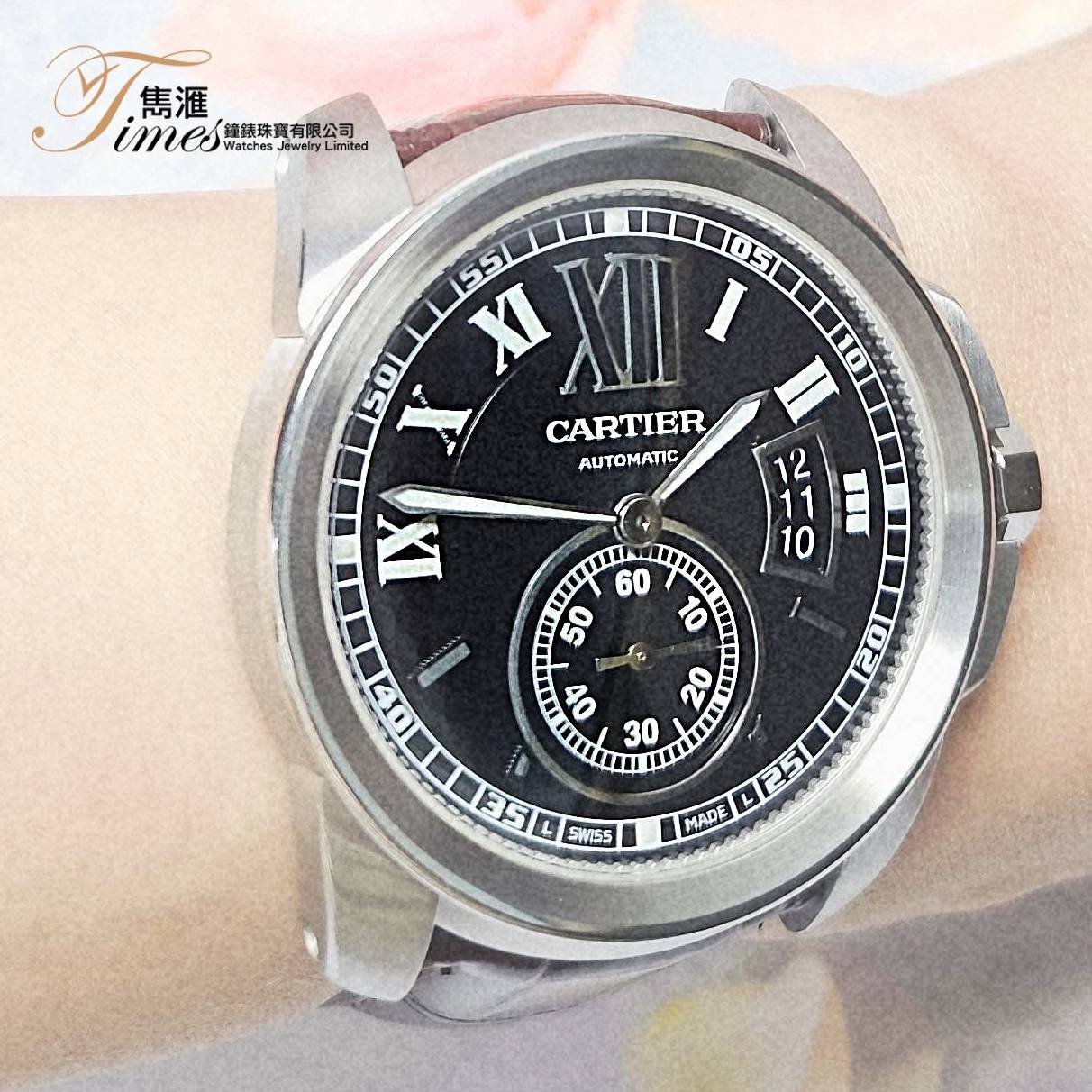 Cartier 鋼自動日曆細三針黑面透視底皮帶摺扣Calibre(42mm)