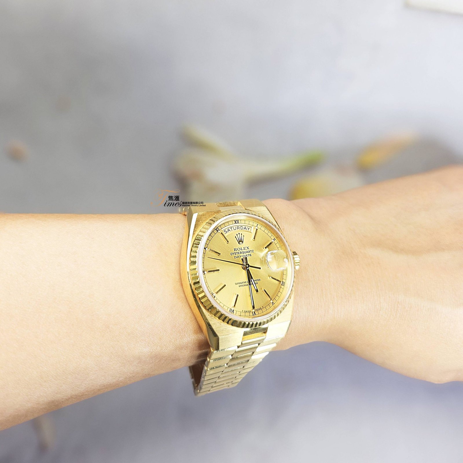 Rolex 18K黃金石英日曆星期金面條字Day-Date Oysterquartz Ref:19018 (連發票)行貨 - Image 3