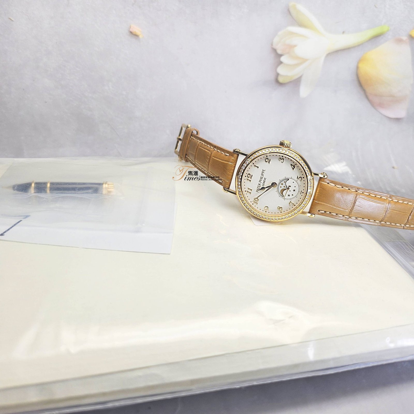 Patek Philippe 18K黃金上鏈米面數目字原裝石圈月相透視底皮帶針扣女裝7121J (33mm) - Image 7