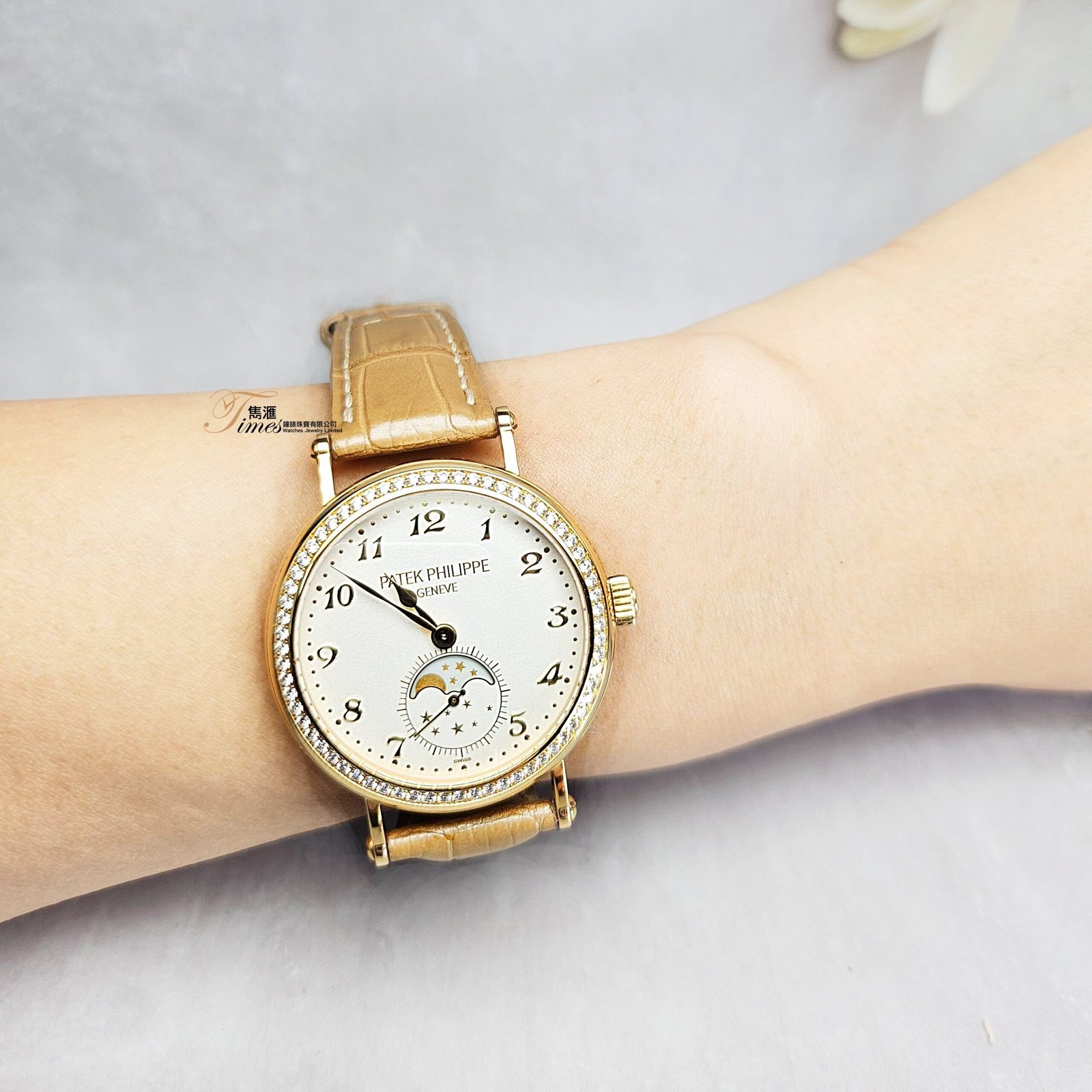 Patek Philippe 18K黃金上鏈米面數目字原裝石圈月相透視底皮帶針扣女裝7121J (33mm) - Image 3