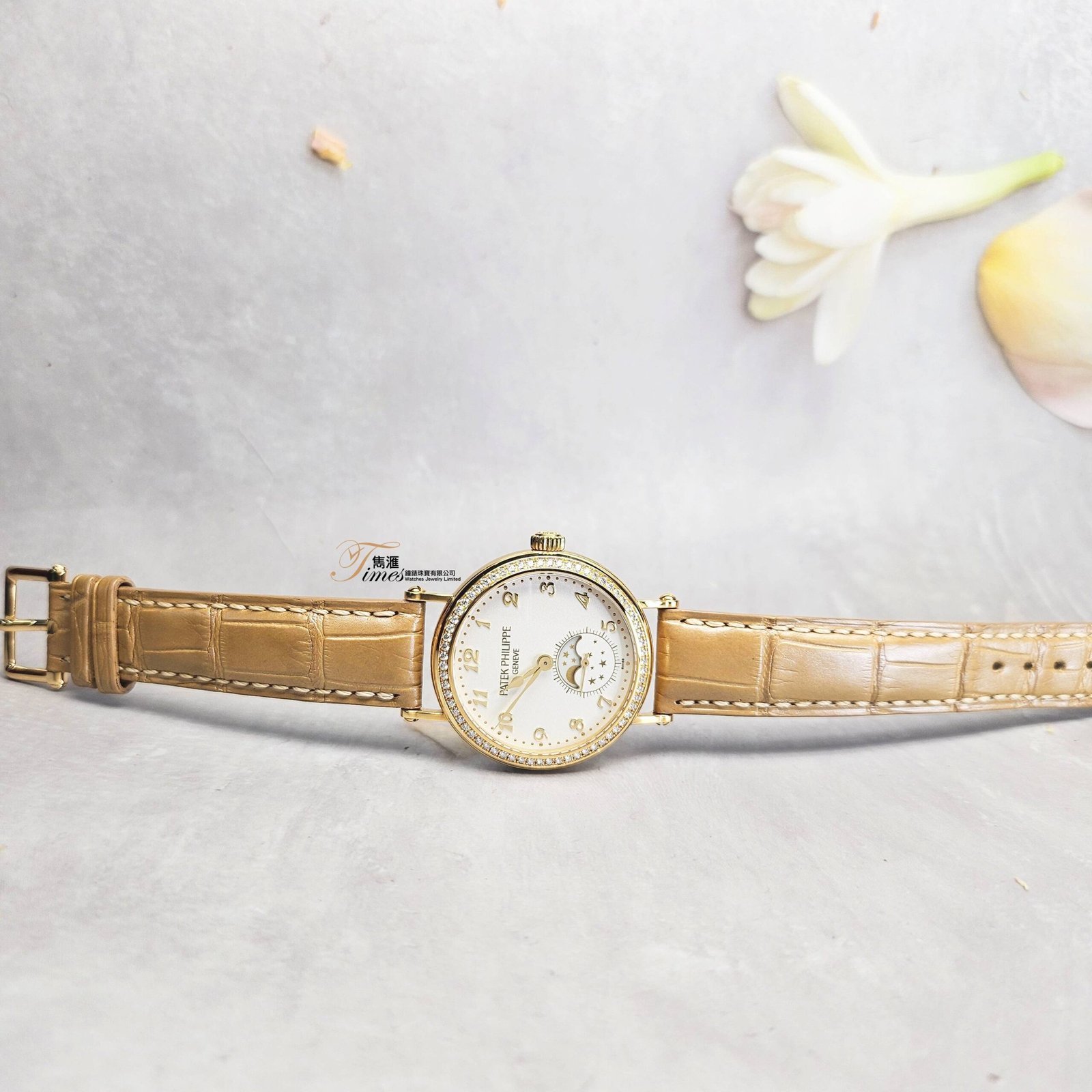 Patek Philippe 18K黃金上鏈米面數目字原裝石圈月相透視底皮帶針扣女裝7121J (33mm) - Image 2