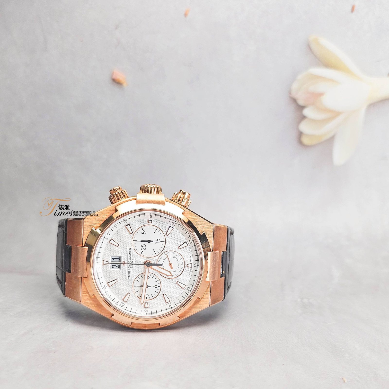 Vacheron Constantin 18K玫瑰金自動大日曆細三針計時白面條字皮帶摺扣Overseas(42mm) - Image 2