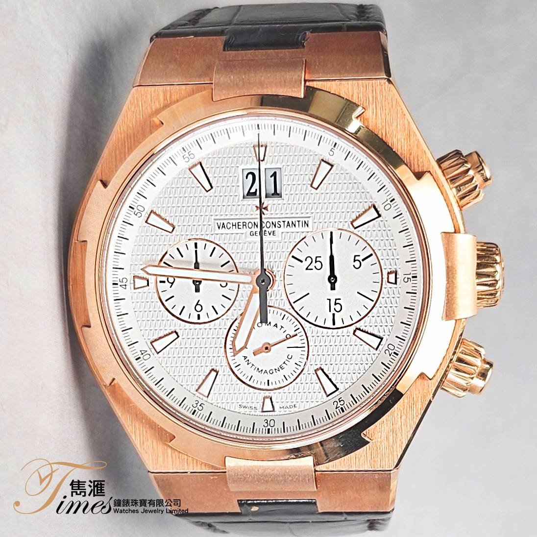 Vacheron Constantin 18K玫瑰金自動大日曆細三針計時白面條字皮帶摺扣Overseas(42mm)